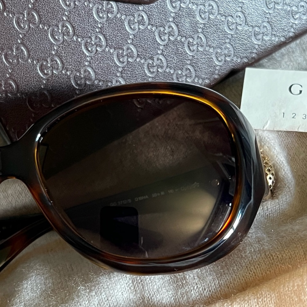 Gucci classic sunglasses & case - Picture 3 of 16